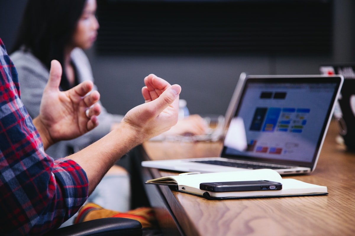 Ambiente de trabalho focado com anotações e laptop, retratando a necessidade de conciliar energia e tarefas no home office
